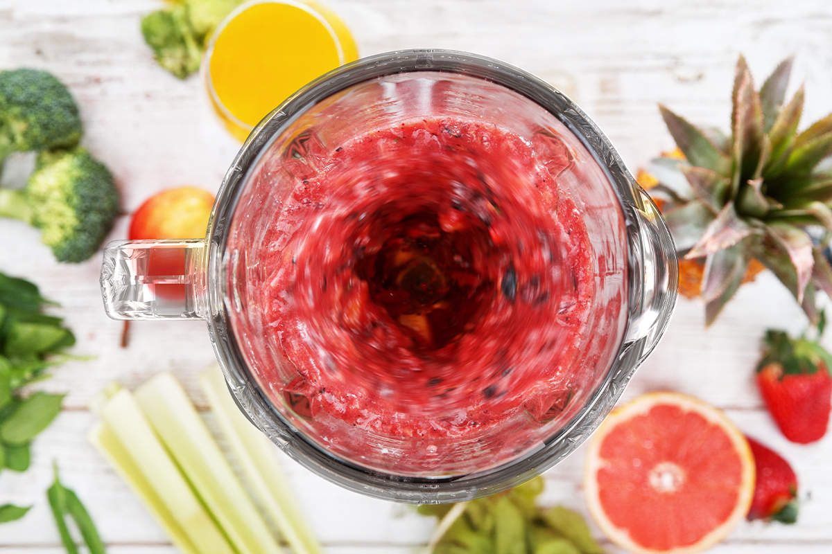 Savour 500W Touchscreen Smoothie Blender blending food